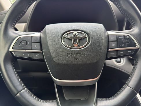 Used 2024 Toyota Highlander LE FWD image 10
