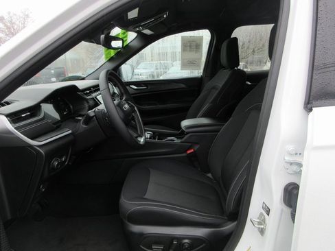 Used 2024 Jeep Grand Cherokee Laredo X w/ Luxury Tech Group I image 13