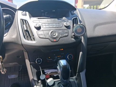 Used 2016 Ford Focus SE w/ Equipment Group 201A FWD image 9