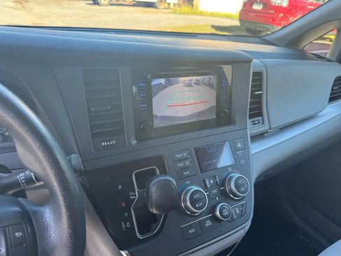 Used 2016 Toyota Sienna LE image 20