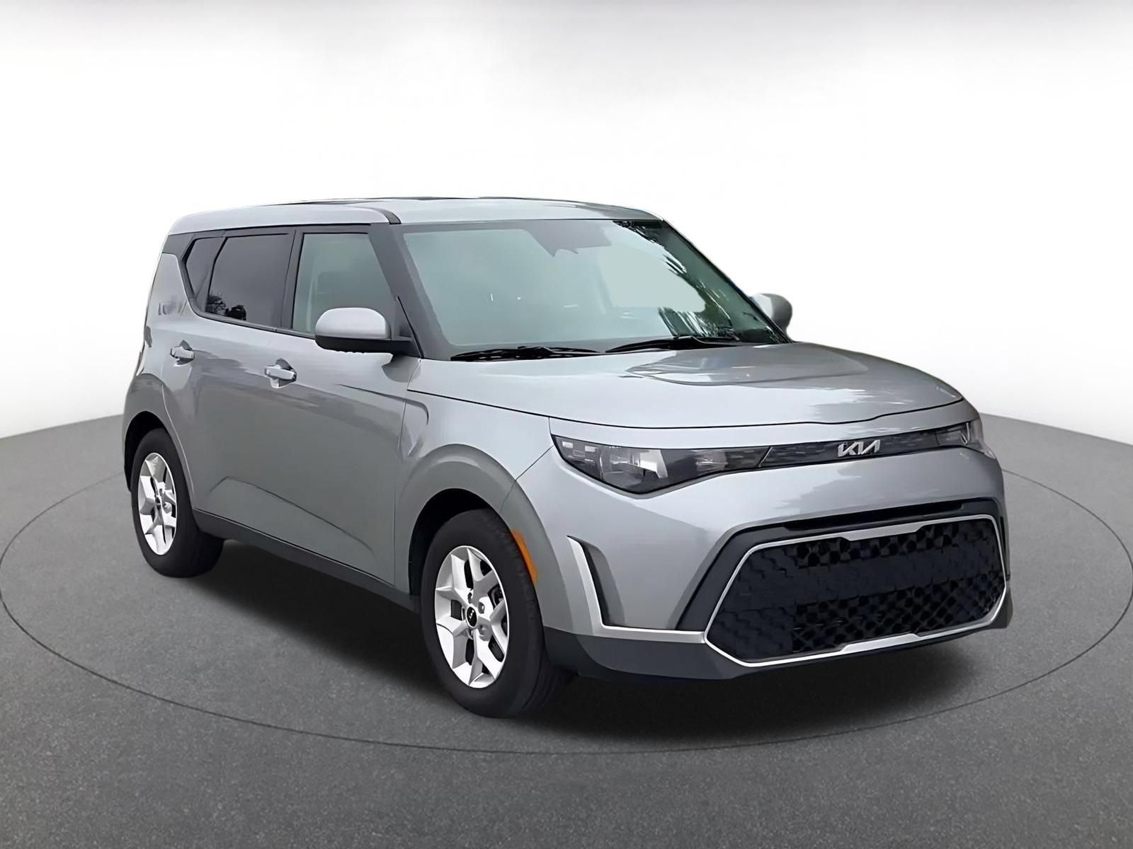 Used 2025 Kia Soul LX w/ LX Technology Package FWD image 3