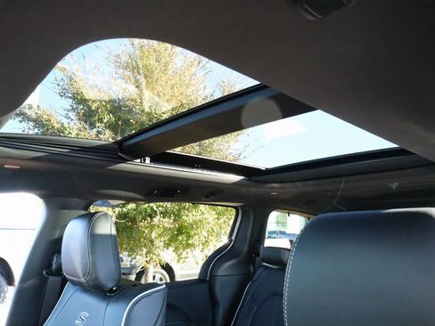 New 2026 Chrysler Pacifica Limited w/ Uconnect Theater Family Group image 18