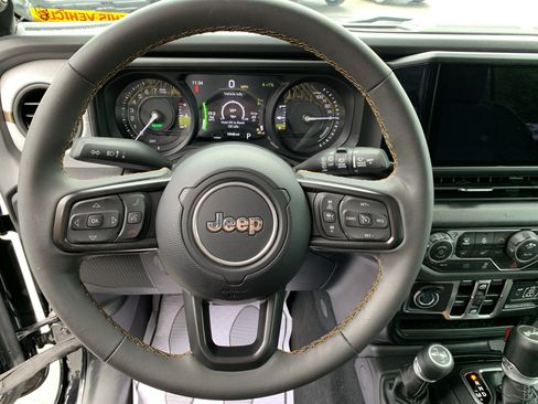 Used 2024 Jeep Wrangler Unlimited w/ Convenience Group AWD/4WD image 18