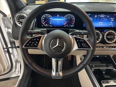 Used 2025 Mercedes-Benz GLB 250 GLB 250 image 10