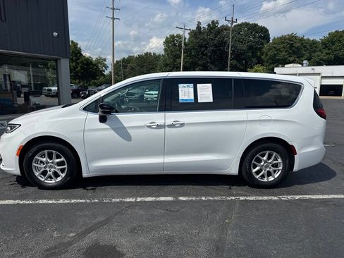 Used 2024 Chrysler Pacifica Touring-L FWD image 5