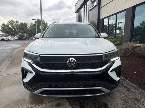 Used 2022 Volkswagen Taos SE w/ IQ.Drive SE Package FWD image 9