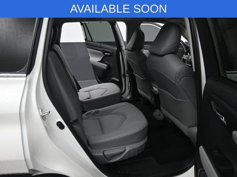 Used 2021 Toyota Highlander XLE AWD/4WD image 33