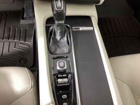 Used 2020 Volvo XC90 T6 Momentum AWD/4WD image 29