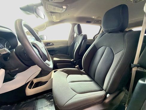 Used 2023 Chrysler Voyager LX image 20