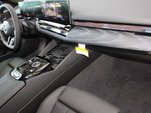 Used 2026 BMW 530i w/ M Sport Package RWD image 31