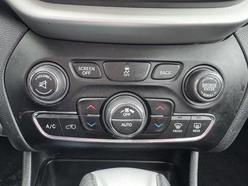 Used 2018 Jeep Cherokee Latitude Plus w/ Comfort/Convenience Group image 16