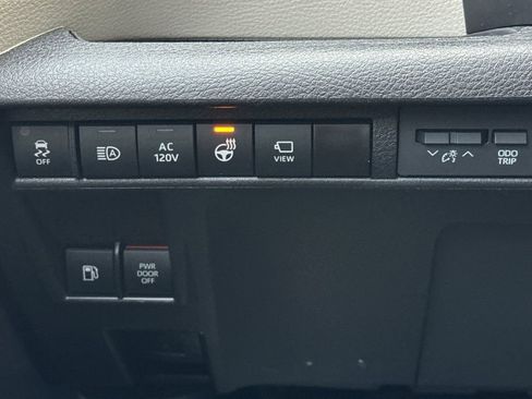 Used 2023 Toyota Sienna Platinum image 34