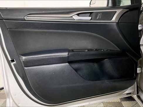 Used 2017 Ford Fusion SE w/ Equipment Group 201A image 21