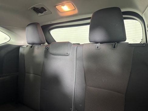 Used 2021 Toyota Highlander LE FWD image 11