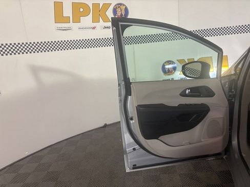 Used 2024 Chrysler Pacifica Touring-L image 14