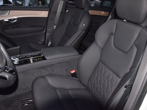 Used 2025 Volvo XC90 B6 Plus image 33