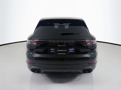 Certified 2022 Porsche Cayenne Platinum Edition image 25