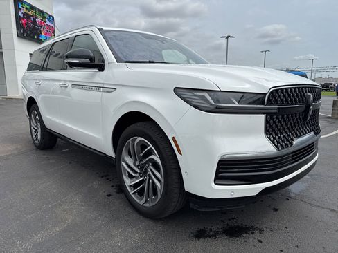 Used 2025 Lincoln Navigator Reserve image 3