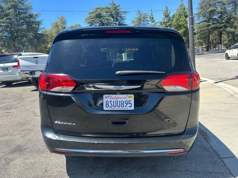 Used 2019 Chrysler Pacifica Touring-L FWD image 4