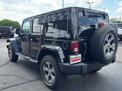 Used 2018 Jeep Wrangler Unlimited Sahara w/ Connectivity Group AWD/4WD image 4
