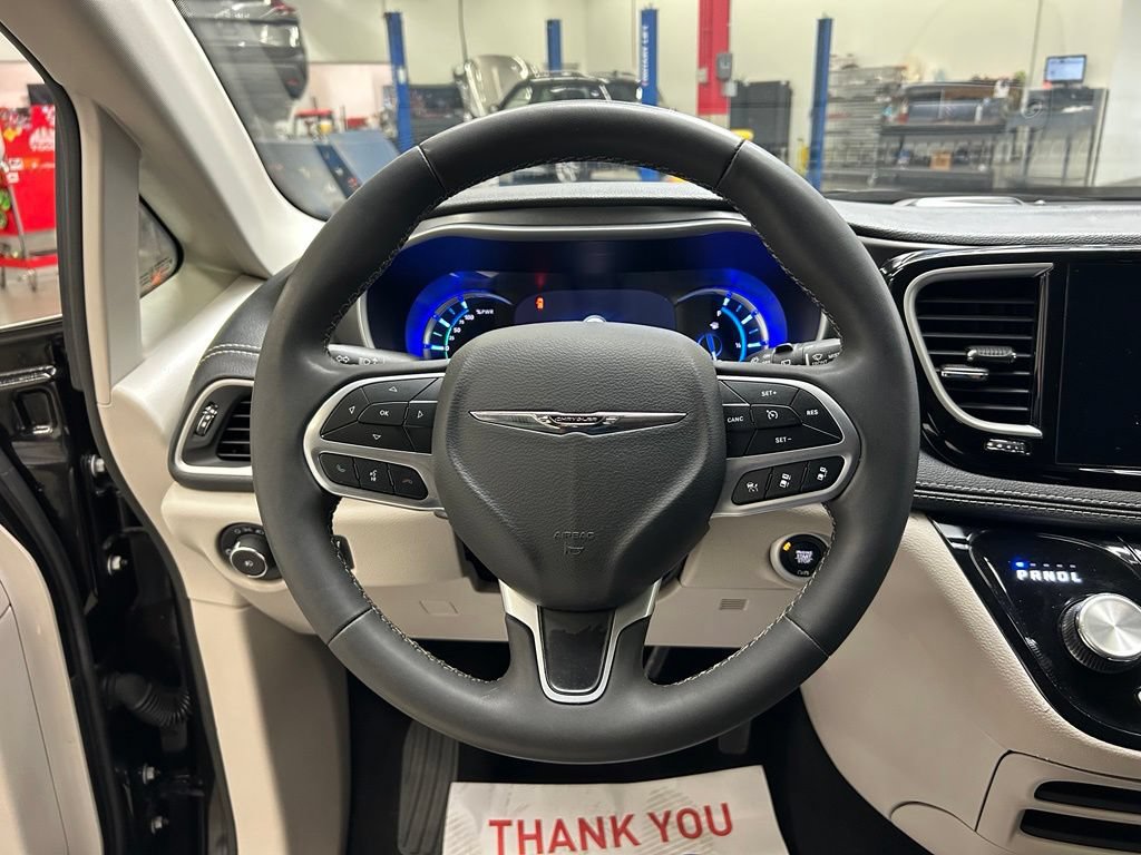 Used 2023 Chrysler Pacifica Touring-L FWD image 19