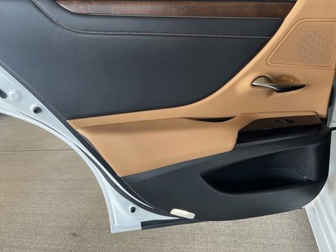 Certified 2023 Lexus ES 300h w/ Premium Package image 26