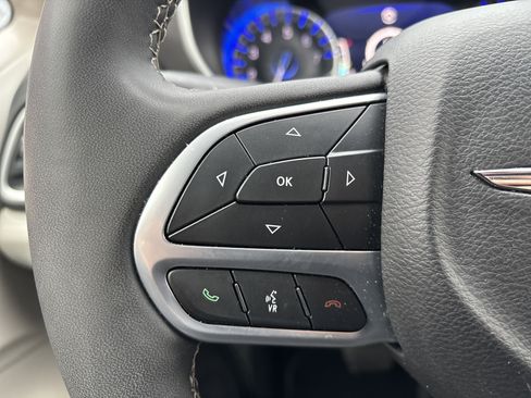 Used 2024 Chrysler Pacifica Touring-L image 20