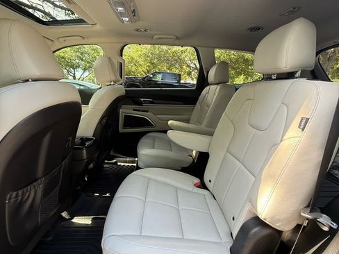 Used 2023 Kia Telluride EX w/ EX Captain's Chair Package image 15