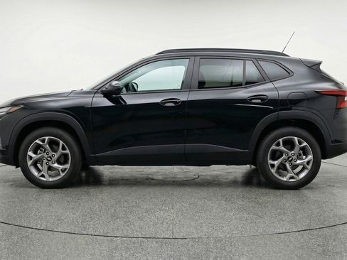 Used 2025 Chevrolet Trax LT w/ LT Convenience Package FWD image 5