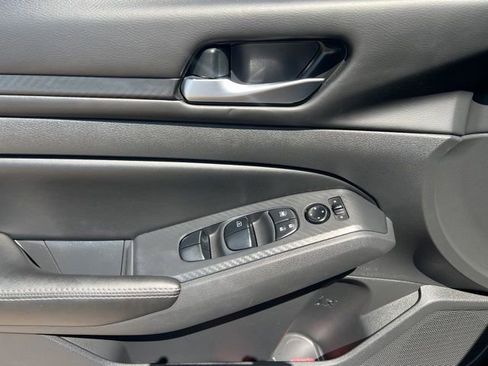 Used 2024 Nissan Altima 2.5 SV FWD image 24