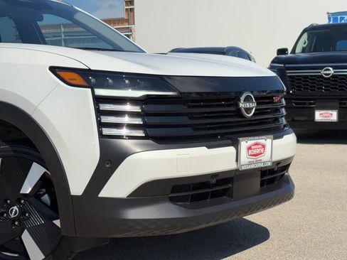 Used 2025 Nissan Kicks SR FWD image 3