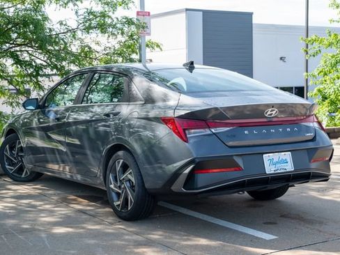 Certified 2025 Hyundai Elantra Limited FWD image 30