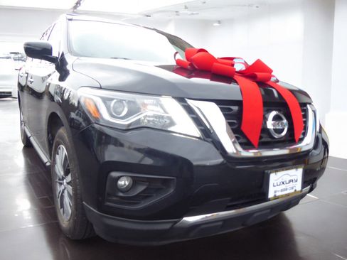 Used 2019 Nissan Pathfinder SV image 3