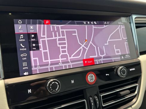 Certified 2025 Porsche Macan image 18