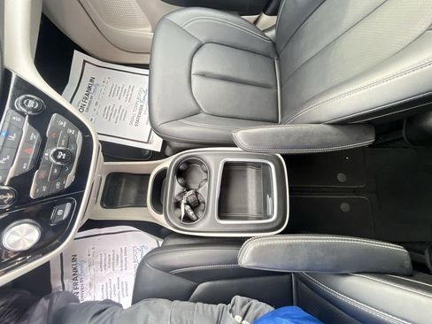 Used 2024 Chrysler Pacifica Touring-L FWD image 20