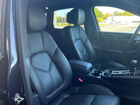 Used 2023 Porsche Macan T image 8