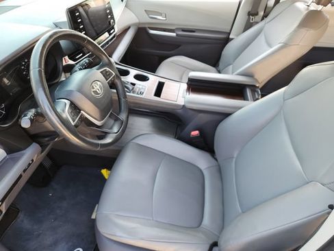 Used 2021 Toyota Sienna XLE FWD image 11