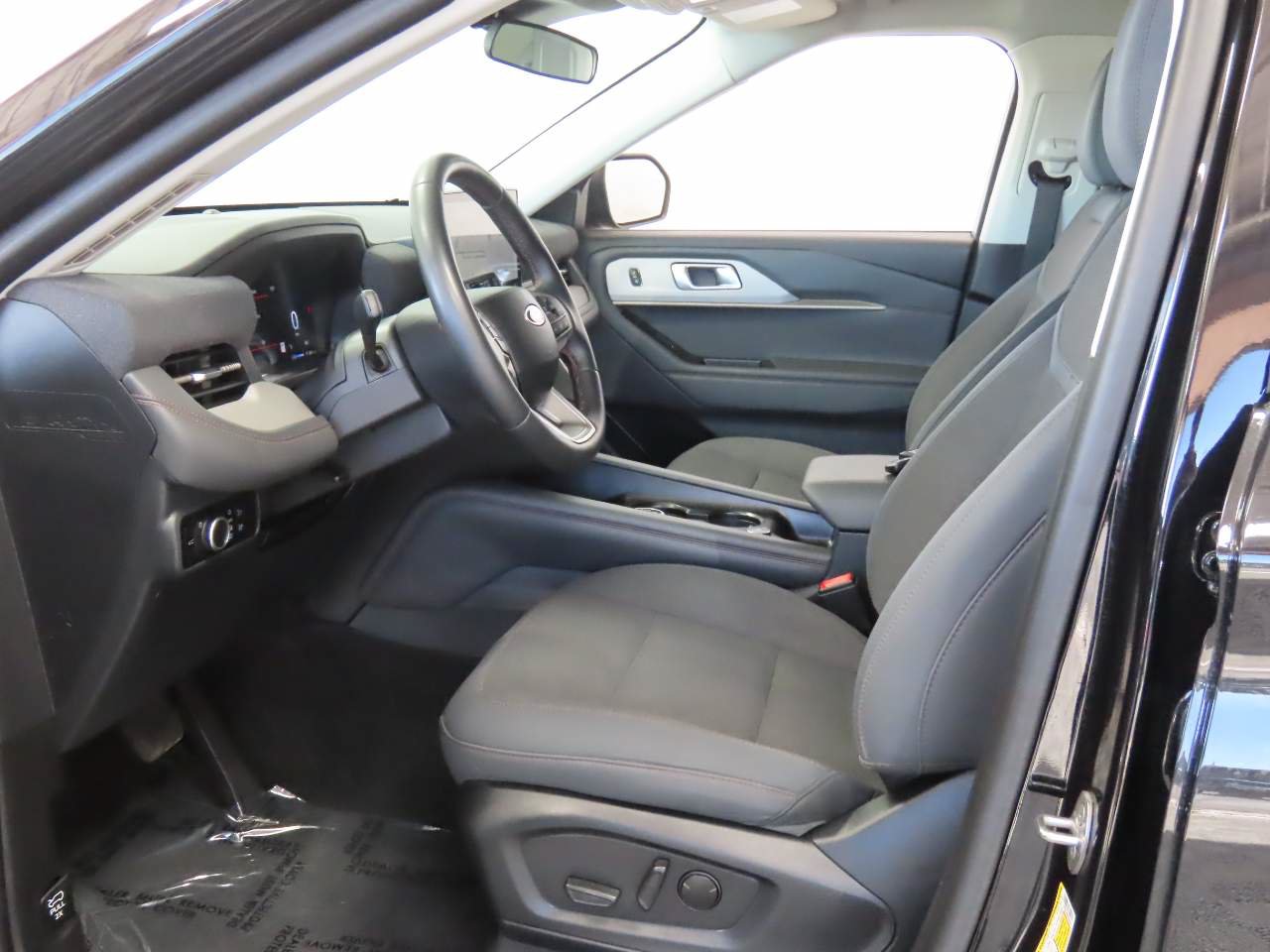 Used 2025 Ford Explorer Active RWD image 16