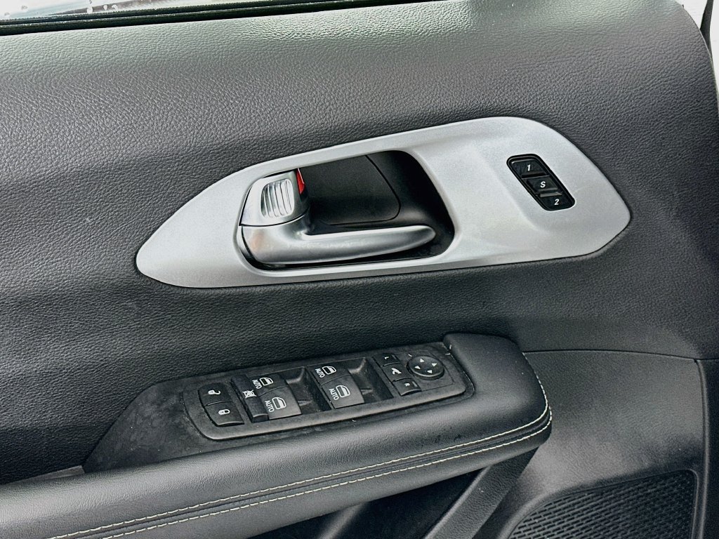 Certified 2025 Chrysler Pacifica Limited FWD image 27