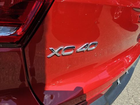 Used 2023 Volvo XC40 B5 Plus w/ Driver Assist Package AWD/4WD image 4