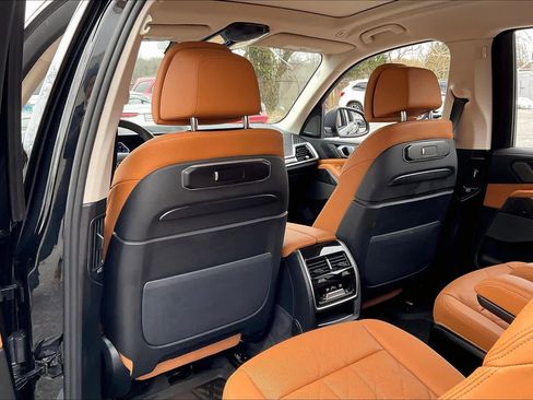 Used 2025 BMW X7 xDrive40i w/ Premium Package image 23