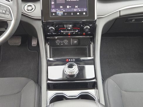 Used 2023 Jeep Grand Cherokee Laredo w/ Luxury Tech Group I RWD image 17