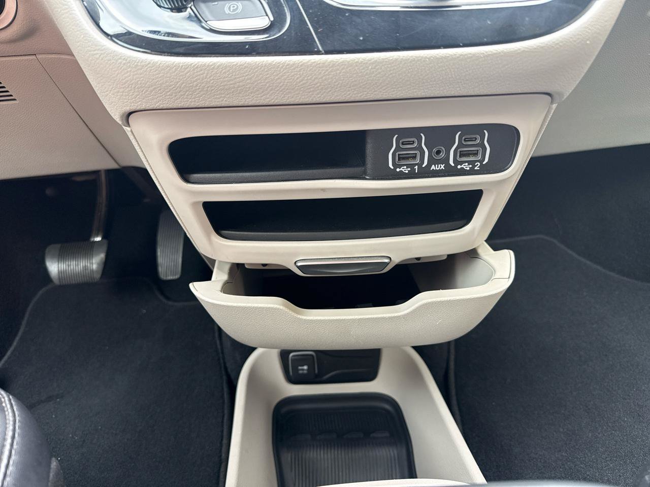 Used 2024 Chrysler Pacifica Touring-L FWD image 11