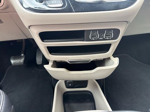 Used 2024 Chrysler Pacifica Touring-L FWD image 11