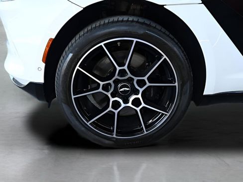 Used 2021 Aston Martin DBX image 9