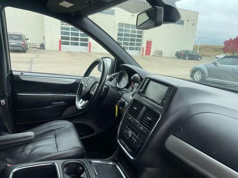 Used 2019 Dodge Grand Caravan GT FWD image 2