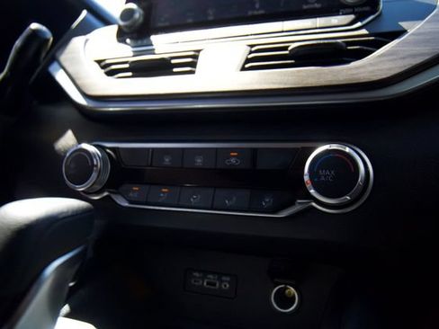 Used 2025 Nissan Altima 2.5 SV FWD image 17