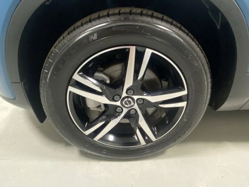 Used 2025 Volvo XC40 B5 Core image 5