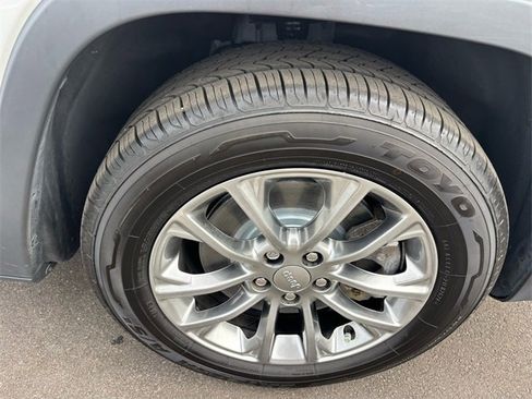 Used 2020 Jeep Cherokee Latitude Plus image 21