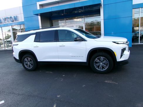 Used 2025 Chevrolet Traverse LT image 1